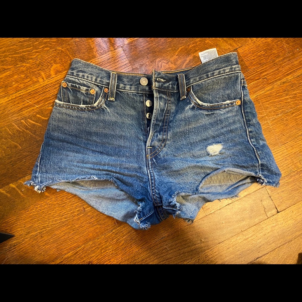 dark blue levi’s jean shorts